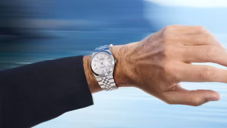 new-watches-2025-land-dweller-lifestyle-shot_rfederer_2411ab_7